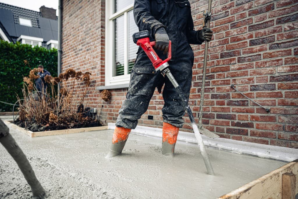 Lievers trilnaald verdicht vers beton op de bouwplaats